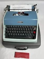 New ListingVintage Beautiful 1966/7 Underwood Model 21 Portable Typewriter W/Case V/Nice