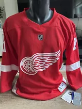 NHL Officially Licensed Detroit Red Wings Dylan Larkin Jersey Youth L/XL NWT!