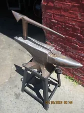 HAY BUDDEN ANVIL 250LBS w/VERY OLD BLOWHORN STAKE