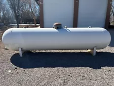 1000 gallon propane tank with regulator (white) 25% full