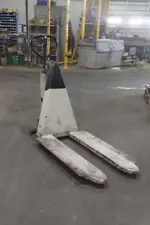 3,000LB CAPACITY PALLET JACK