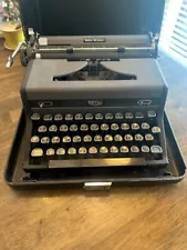 Vintage Royal Quiet De Luxe 1940's Portable Typewriter w/ Carry Case Great Cond.