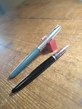 2 VINTAGE PARKER 51s FOUNTAIN PENS FOR PARTS OR REPAIRS AS FOUND NAVY GREY & BLK