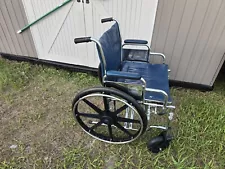 Medline Excel Bariatric XW Wheelchair 22in Seat. Missing leg extensions