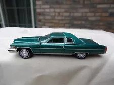 1975 CADILLAC COUPE DEVILLE 2022 AUTO WORLD LUXURY CRUISERS 1:64 DIE-CAST