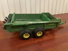 Ertl John Deere 10 3/4" manure spreader 549-8501 with hitch