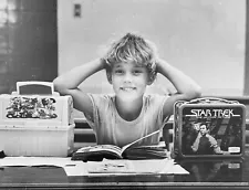 Vintage Photo Young Girl Cafeteria Flintstones Star Trek Lunch Boxes Press Photo