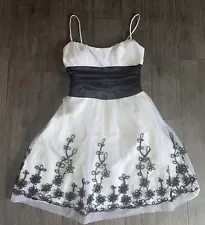 MASQUERADE Dress Size 9/10 Sleeveless 3D Floral Black White Formal