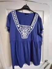 box 581 Ladies blue & white top size 26 wardrobe good conditionx