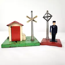 Lionel Train Vintage Crossing Guard House Station Metal & NO. 1045 Flagman LOT