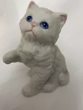 3.7” Vintage Persian Kitten, Cat Figurine, Porcelain, White With Paw Up❤️