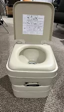 Dometic - 965 Portable Toilet 5.0 Gallon Parchment