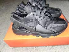 Size 7.5 - Nike Air Huarache Triple Black