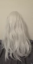 Long white-haired wig with long bangs