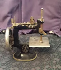 Antique/Vintage Singer Mini Sewing Machine Salesman Sample Childs Toy Hand Crank