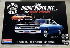 1969 Dodge Super Bee 2’N1 440 Six Pack Monogram 1:24 Plastic Model Car Kit