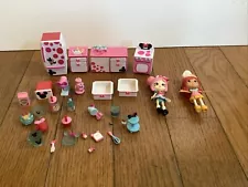 Shopkins Happy Places Disney Minnie Mouse Cupcake Kitchen Dottie Cakes Dolls