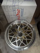 Pontiac Trans Am Snowflake Wheel New in box 15 x 8 Gold Year One