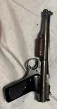 benjamin franklin air pistol 137, .177 cal. Multi pump 1960 shoots as it should!