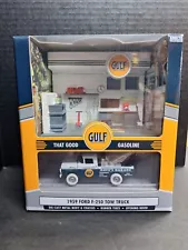 Johnny Lightning White Lightning Gulf 59 Ford F250 Tow Truck & Gas Station Resin