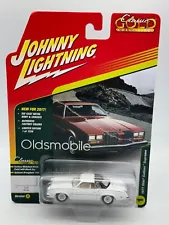 Johnny Lightning Classic Gold 1977 Olds Cutlass Supreme, White, 1:64, NIB