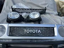 Fj Cruiser Toyota 2007-14, OEM Headlamps Plus Grill And Bumper Front Grill.