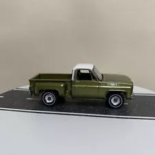 Auto World Muscle Trucks 1973 Chevy Cheyenne Stepside Pickup Olive Green 1:64 NM