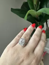 Samnsue Moissanite 3.90 Carat Radiant Moissanite With Natural Band 18 K