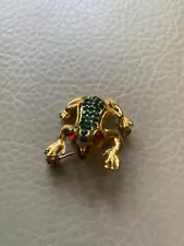 Beautiful Golden Frog Broche with Green Rhine Stone For Sale