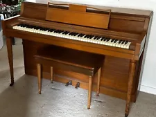 WURLITZER SPINET UPRIGHT PIANO / Plays Well and In Great Condition!