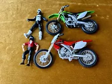 Green Kawasaki KX 450 1:18 Dirt Bike & Honda CRF 450R With 2 Articulate Riders