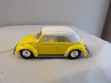 1975 VOLKSWAGEN SUPER BEETLE CONVERTIBLE JOHNNY LIGHTNING CLASSIC GOLD 1:64