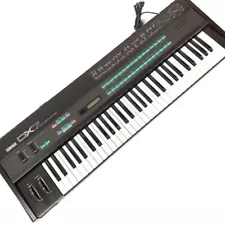 Yamaha DX7 Digital Programmable Algorithm Synthesizer keyboard