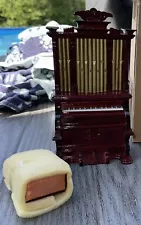 Dollhouse Mahogany Organ with Pipes - Bench, Music Box Beethoven Für Elise 1:12