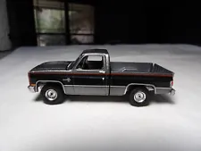 1987 CHEVY SILVERADO R10 FLEETSIDE PICK-UP 2022 AUTO WORLD MUSCLE TRUCKS 1:64