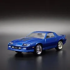 1989 89 CHEVY CHEVROLET CAMARO IROC-Z RARE 1:64 SCALE DIORAMA DIECAST MODEL CAR