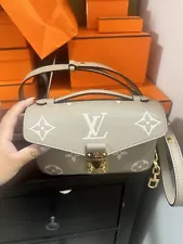 Louis Vuitton Pochette Métis East West