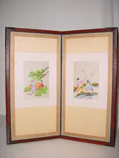 2 ASIAN STITCHED AND PAINTED SILK SCREENS IN WOOD AND METAL HINGED 2 PANEL FRAME