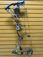 Elite Energy 32 RH Compound Bow 70# 29” DL W/ Matching Quiver And Rest