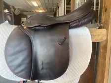 Prestige Bellagio 16.5 17 Wool-flocked Jump Saddle close contact with blocks