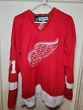 Reebok CCM Authentic Detroit Red Wings Dylan Larkin Jersey Fight Strap Size 50