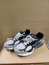 Preowned new Balance DLTR 990v3 Size 9.5 (no Box)