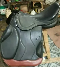 Close contact jumping saddle