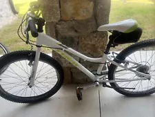 TREK YOUTH 24" MTN 220 WHITE MOUNTAIN BIKE