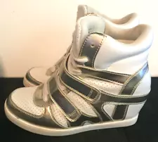 Apple bottoms high top shoes size 8 white & gold