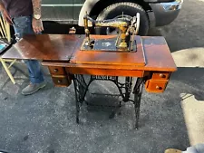 Vintage SINGER Sewing Machine Table & Sewing Machine