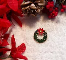 CHRISTMAS PIN BROOCH FESTIVE WREATH BOUGH GARLAND BIG RED BOW GOLD TONE X23X