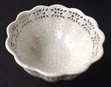 SALE* Beautiful Ceramic Lace Rimmed Crackle Glaze Fruit Bowl Excellent Condition