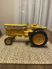 VINTAGE MINNEAPOLIS MOLINE G1000 ERTL TRACTOR