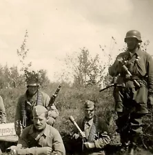 **RARE Luftwafffe Fallschirmjäger Paratroopers w MG-42 Machine Gun & Grenades**